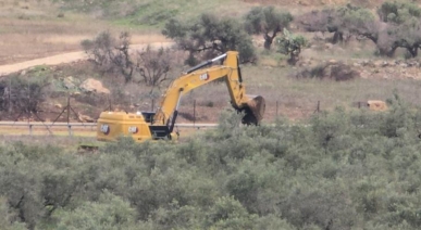 العدو الإسرائيلي يجرف أراض شمال غرب سلفيت
