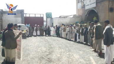 وقفة لضباط وأفراد الإصلاحية المركزية بمحافظة صنعاء نصرة للقرآن والأقصى