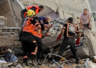 الدفاع المدني في غزة ينتشل جثمان شهيد من منطقة الواحة شمال مدينة غزة