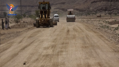 محافظ عمران يتفقد سير العمل بمشروع طريق حمدة مديرية ريدة