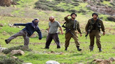 مستوطنون يعتدون على أم فلسطينية وطفلتها خلال هجوم على بورين