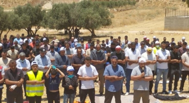 الخليل.. مواطنون فلسطينيون يؤدون صلاة الجمعة في أراضٍ مهددة بالمصادرة والاستيلاء