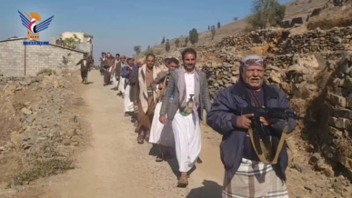 مسير ومناورة لخريجي دورات التعبئة العامة بمديرية المحويت