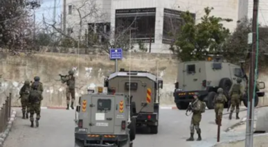 اعتقال 3 فلسطينيين وإصابة آخرين خلال اعتداءات العدو الإسرائيلي في الخليل