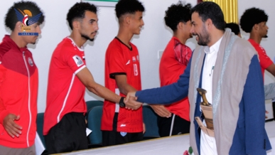 نائب وزير الشباب يلتقي بعثة منتخب الشباب لكرة القدم ويُكّرم لاعبيه وجهازيه الفني والإداري