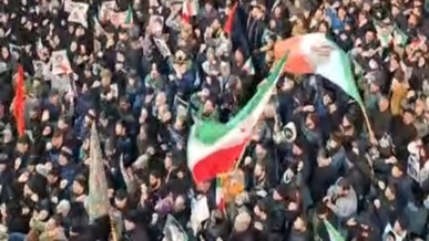 مظاهرات حاشدة في إيران بعد استشهاد قائد الثورة وتأييداً للقوات المسلحة