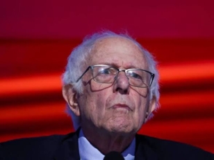 "سيناتور ديمقراطي" ينتقد خطط ترامب لزيادة الإنفاق العسكري ويصفها بـ"الجنون"