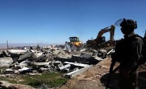 العدو الإسرائيلي يهدم مسكنا وبئر مياه جنوب الخليل وتغلق مداخل تقوع جنوب شرق بيت لحم