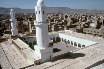 الرهوي وعدد من قيادات الدولة يؤدون صلاة عيد الأضحى بالجامع  الكبير بصنعاء