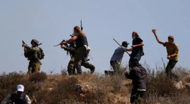 مستوطنون صهاينة يواصلون اعتداءاتهم ضد الفلسطينيين وممتلكاتهم في الضفة والقدس