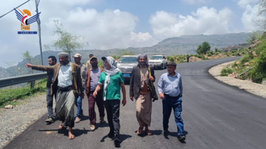 تفقد أضرار انزلاقات التربة بعدد من الطرق في مديرية جبل المحويت