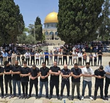  40 ألفا يؤدون صلاة الجمعة في المسجد الأقصى