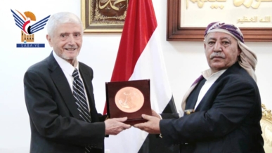 رئيس مجلس النواب يُكّرم المهندس أحمد الآنسي بدرع المجلس