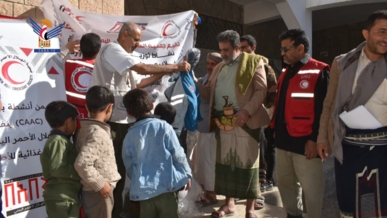 جمعية الهلال الأحمر اليمني توزع جواكت شتوية لطلاب المدارس بمدينتي البيضاء ورداع