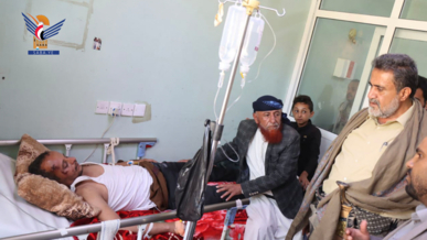 محافظ البيضاء يطمئن على صحة قيادات زراعية إثر حادث مروري 