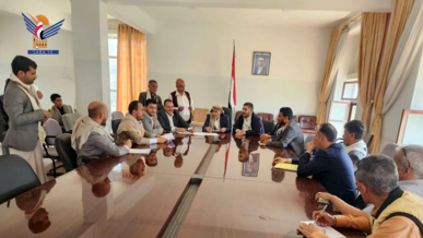 مناقشة آلية تنظيم الأسواق ومعالجة الاختناقات المرورية بمدينة العدين في إب