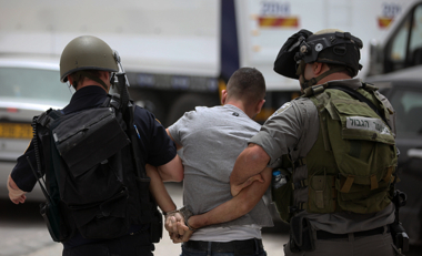العدو الصهيوني يعتقل 13 فلسطينيًا من الضفة الغربية العدو الصهيوني يعتقل 13 فلسطينيًا من الضفة الغربية
