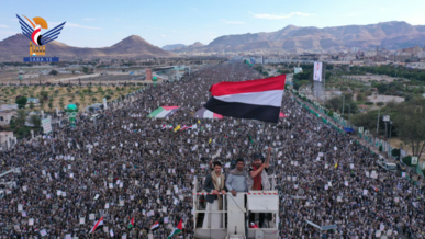 ملايين اليمنيين بالعاصمة صنعاء يعلنون التحدي في مواجهة أمريكا واستمرار إسناد غزة