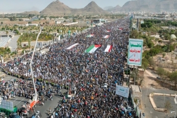 "مع غزة لمواجهة جريمة الإبادة والتجويع": مسيرات مليونية متجددة في صنعاء نصرةً لفلسطين