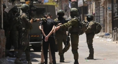 العدو الإسرائيلي يعتقل 25 فلسطينيا بينهم أسرى محررون وسيدة من الضفة الغربية