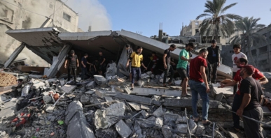 استشهاد 27 فلسطينيا إثر استهداف الاحتلال لمدرسة تؤوي نازحين وسط غزة