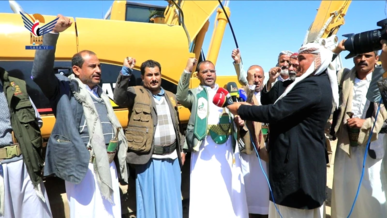 محافظ صعدة يدشن تسليم معدات أشغال لمديريات المحافظة