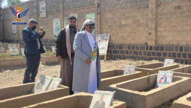 السامعي يزور أضرحة شهداء العاشر من سبتمبر من الصحفيين والإعلاميين