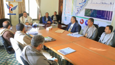 مناقشة أنشطة الوحدة التنفيذية لإنشاء وصيانة الطرق بصعدة