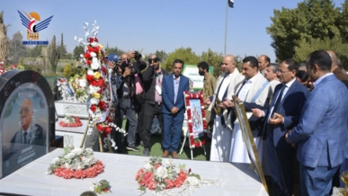 وزير الاتصالات يزور أضرحة الشهداء الصماد والرهوي والغماري