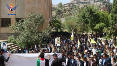 مسيرة بجامعة حجة تحت شعار "مع غزة.. يمن الإيمان في جهاد وثبات واستنفار"