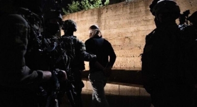 العدو الإسرائيلي يعتقل 23 فلسطينيا بينهم سيدة وطفل من الضفة الغربية