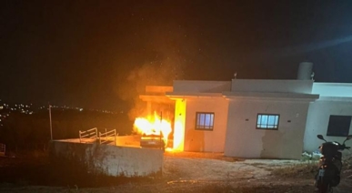 مستوطنون صهاينة يحرقون مركبة ومنزلاً في جنين