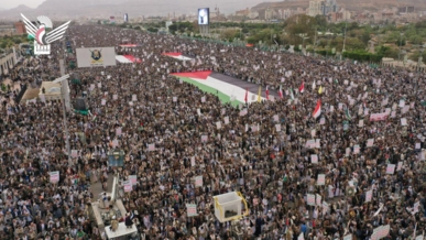 مسيرة مليونية بالعاصمة صنعاء تحت شعار " ثبات مع غزة وجهوزية واستنفار في مواجهة العدوان"