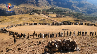 وقفة مسلحة وتطبيق قتالي لخريجي دورات الطوفان بالحيمة الداخلية