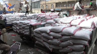 البيضاء.. توزيع أكثر من 21 ألف كيس قمح للأسر الفقيرة في رداع