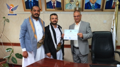 تكريم رئيس جامعة إب لجهوده في دعم وإنجاح الدورات الصيفية