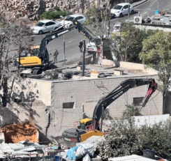 العدو الإسرائيلي يهدم منزلا في السواحرة شرق القدس ومستوطنون يحرقون غرفتين زراعيتين غرب سلفيت