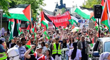 تظاهرة احتجاجية في السويد ضد الغارات الإسرائيلية على غزة ولبنان