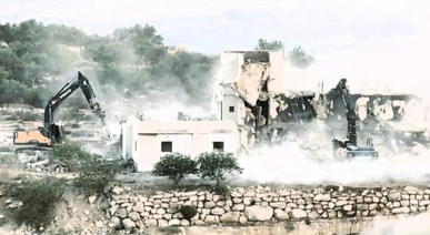 العدو الصهيوني يهدم خمس منشآت فلسطينية قرب القدس