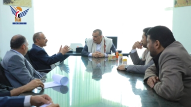 القائم بأعمال وزير الاقتصاد يطّلع على الانضباط الوظيفي بمؤسسة الاسمنت والشركة اليمنية الكويتية