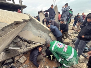 الدفاع المدني يبدء عملية انتشال جثامين 55 شهيدًا من تحت أنقاض 13 منزلًا بخانيونس