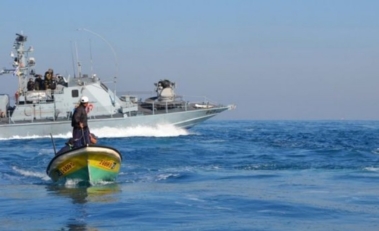 العدو الإسرائيلي يعتقل 14 صيادا وسط قطاع غزة