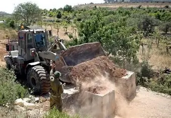جرافات العدو الصهيوني تهدم عدة منشآت فلسطينية جنوب الخليل