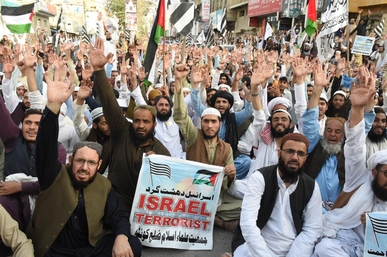 آلاف الباكستانيون يتظاهرون تأييداً للقضية الفلسطينية وتنديداً بمجازر العدو