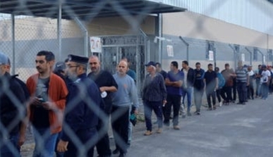 العدو الصهيوني يلغي تصاريح عمال غزة ويعتقل المئات منهم في معسكر بالضفة المحتلة
