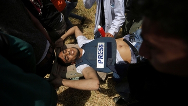 إصابات بين الصحفيين الفلسطينيين جراء قصف للعدو لمكاتب إعلامية في غزة