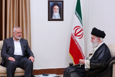 السيد الخامنئي يستقبل اسماعيل هنية في طهران
