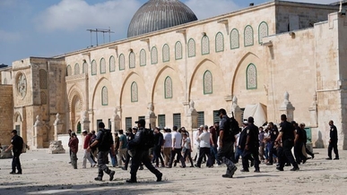قطعان المستوطنين الصهاينة يقتحمون باحات الأقصى المبارك