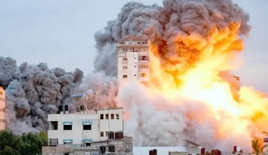 17 شهيداً جراء قصف طائرات العدو منزلاً في مخيم النصيرات بغزة