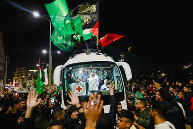 المقاومة الفلسطينية تحرر 30 أسيرا وأسيرة من السجان الصهيوني هم الدفعة السادسة من اتفاق التبادل
